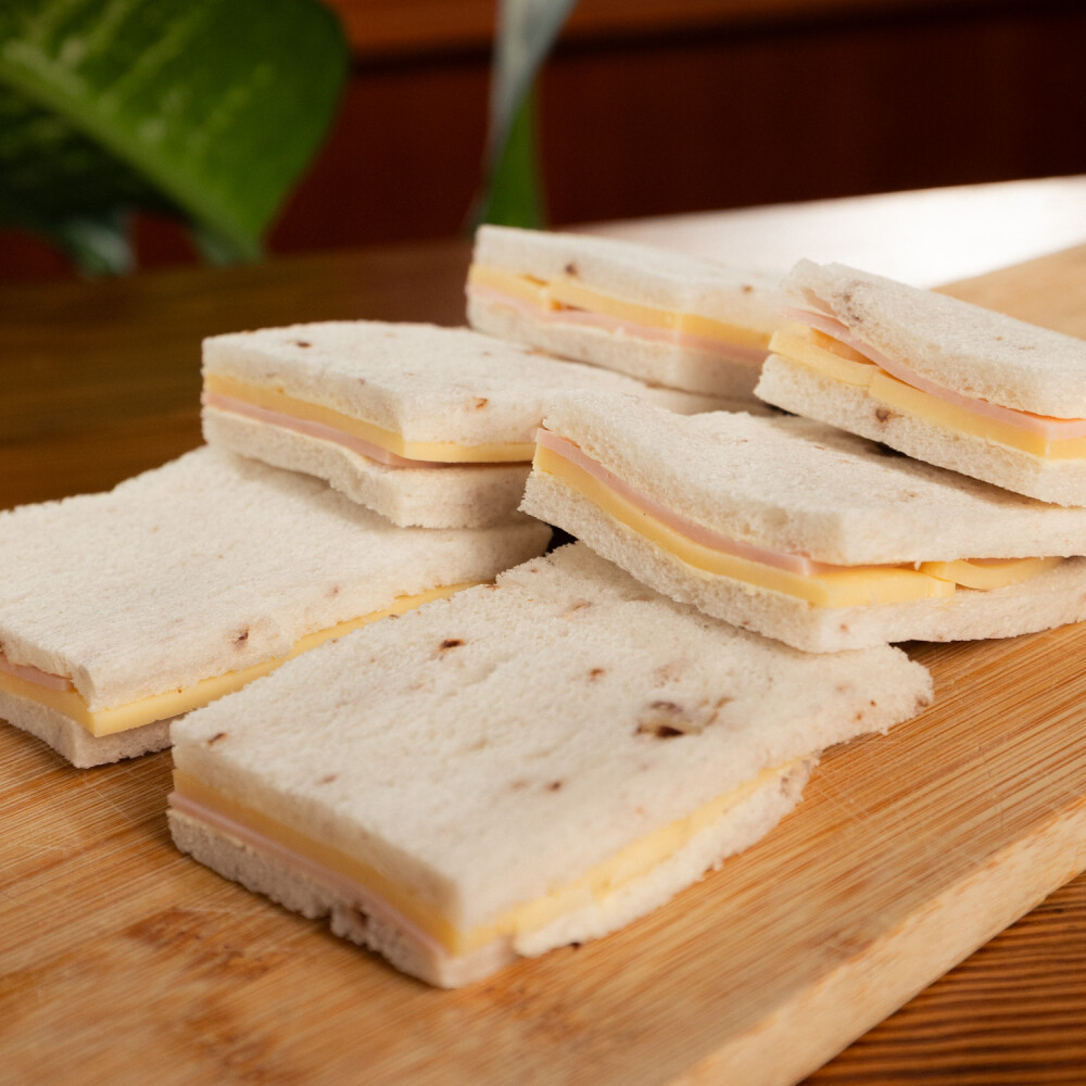 Sandwiches mixtos en pan de nuez Sandwiches mixtos en pan de nuez