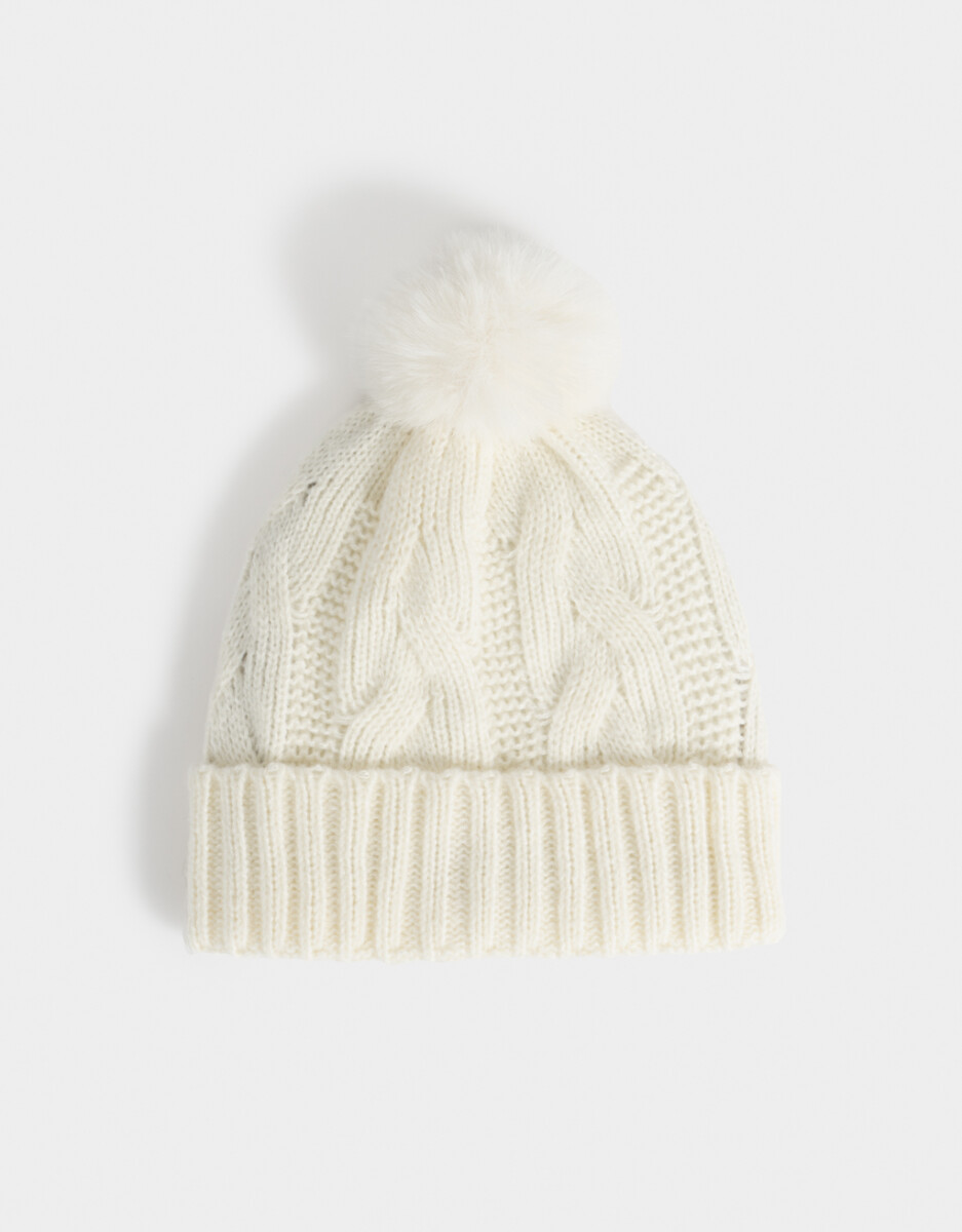 Gorro Tejido Con Pompón Crudo 