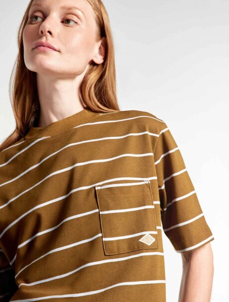 CAMISETA CON RAYAS Y BOLSILLO MARRÓN