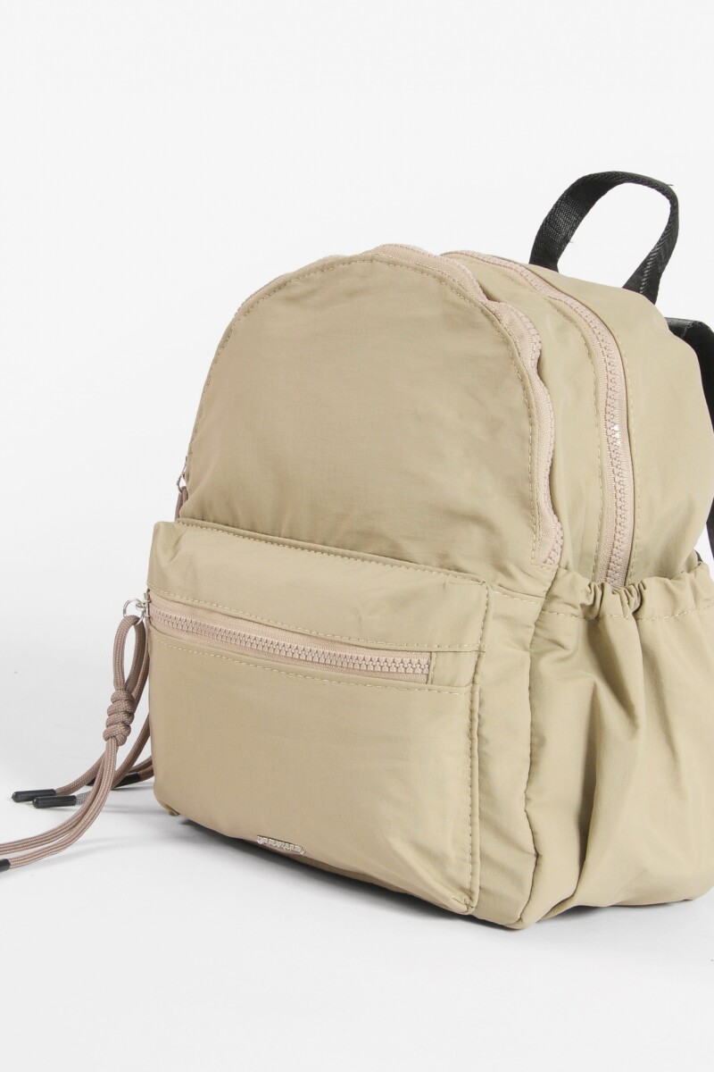 Mochila mediana cierres con strap carry topo