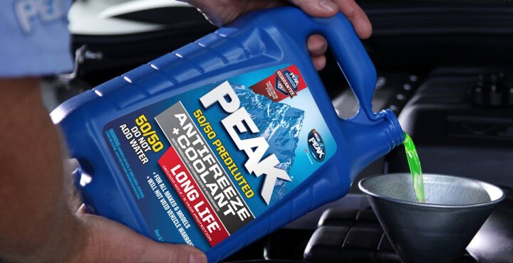¿Qué es mejor para tu coche, usar agua o líquido anticongelante?