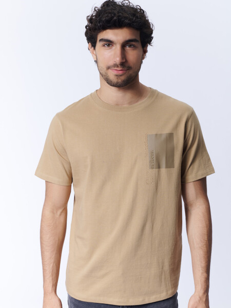 Remera Estampa Relieve Marrón