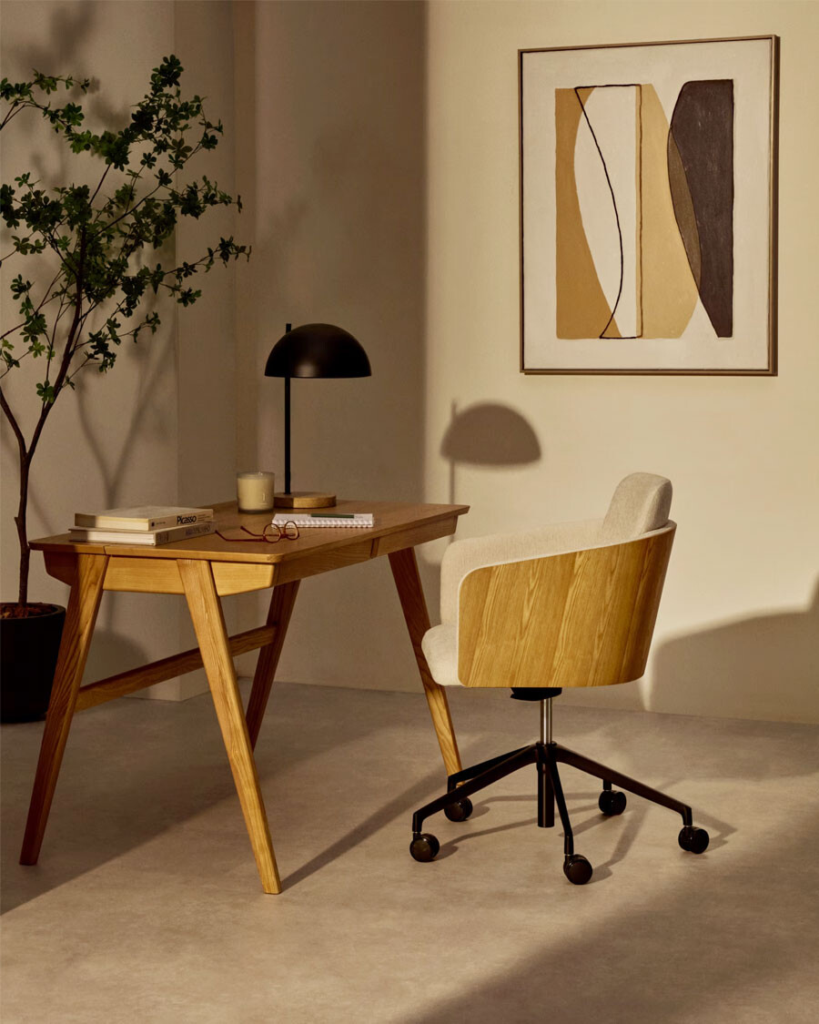 Silla de escritorio Madai de chenilla beige y chapa de fresno con acabado tono natural Silla de escritorio Madai de chenilla beige y chapa de fresno con acabado tono natural