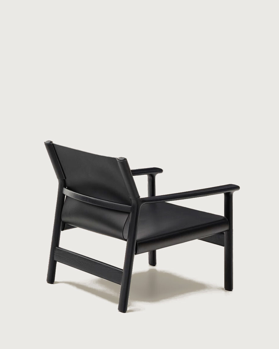 Butaca Jan de fibras de cuero reciclado reciclado negra y madera maciza de fresno con acabado negro FSC 100%