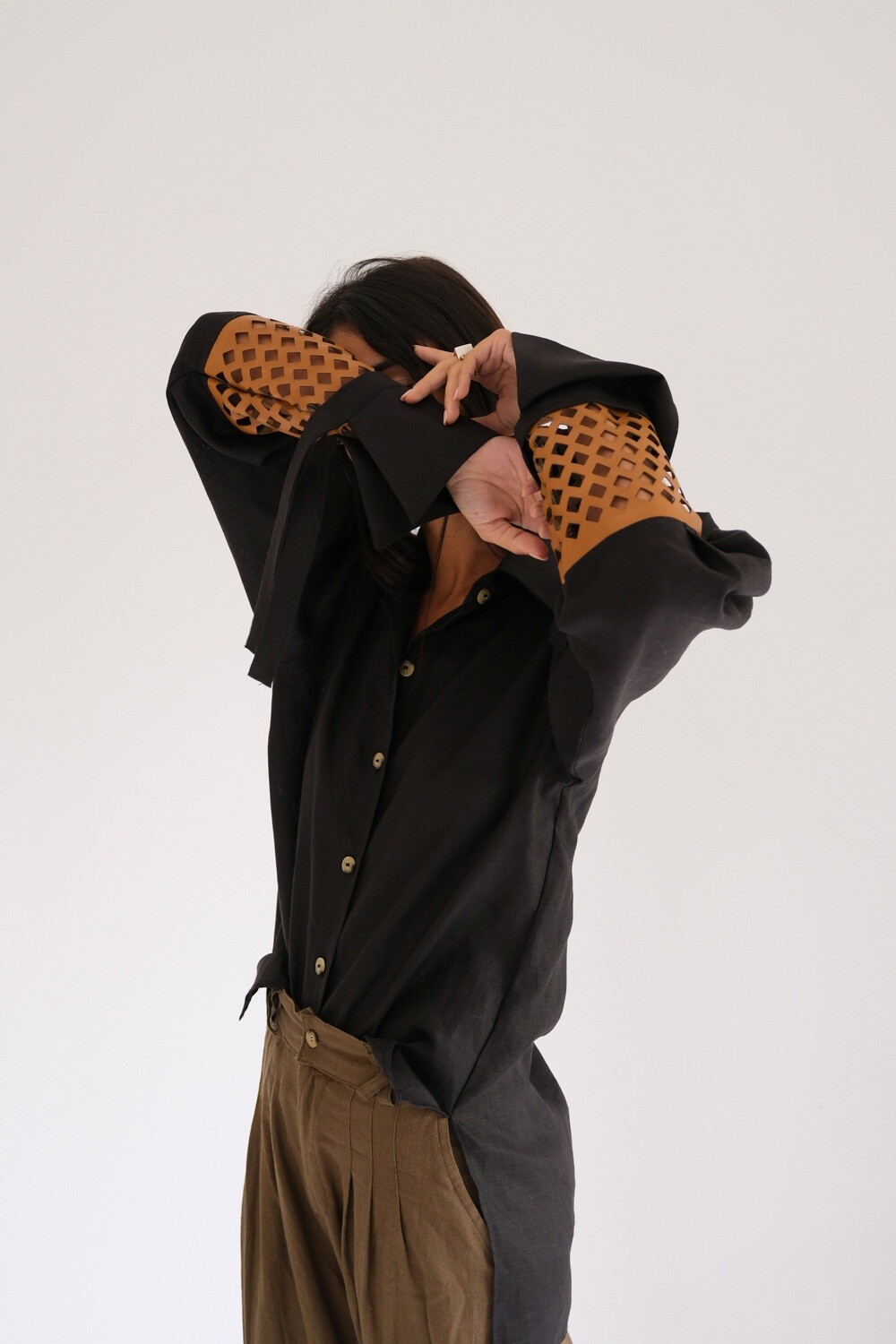 Camisa Puño Lino Negro Con Camel