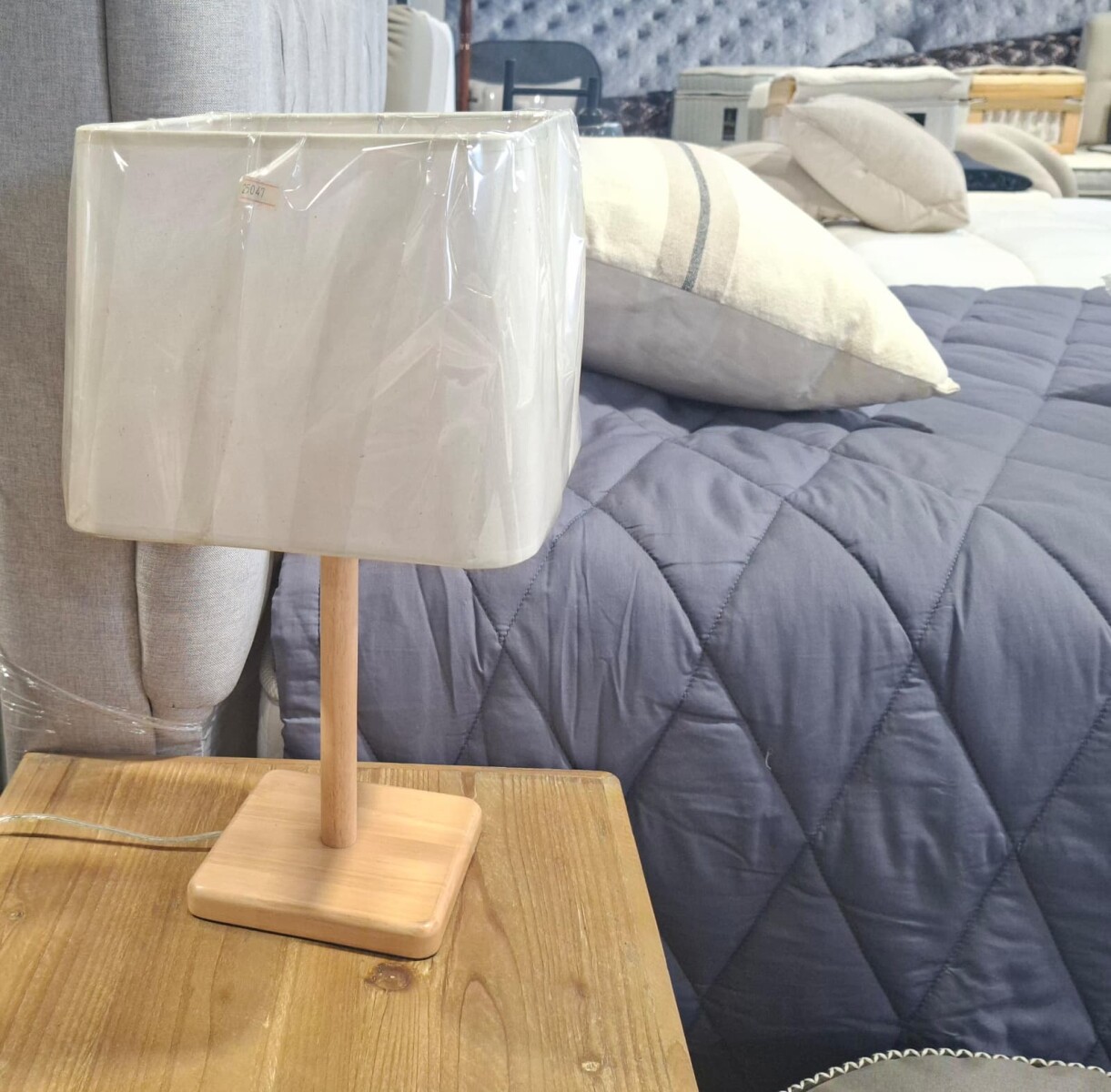 Lámpara portátil madera y tela blanca 