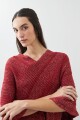 Capa tejida con estructuras y flecos rojo