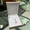 Colgante Odette de Oro Blanco 18k con Brillantes y Perla de Cultivo (incluye cadena de 40cm) Colgante Odette de Oro Blanco 18k con Brillantes y Perla de Cultivo (incluye cadena de 40cm)