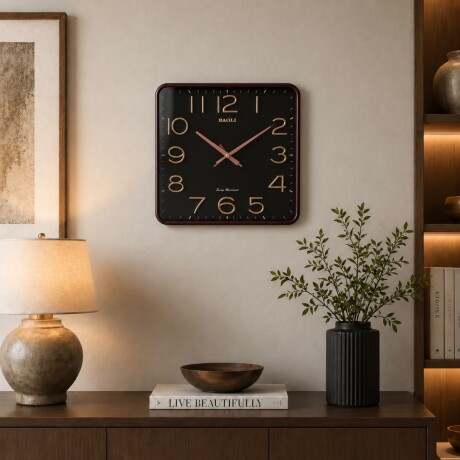 Reloj de Pared Cuadrado Negro con Números Dorados - Largo 35.5 cm Reloj de Pared Cuadrado Negro con Números Dorados - Largo 35.5 cm
