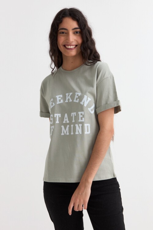 Remera m/c estampada colección Urbana VERDE OLIVA