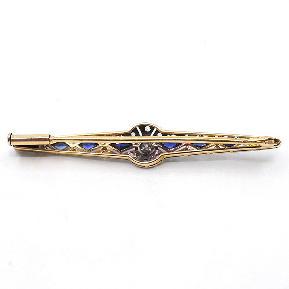 Prendedor En Oro 18K Blanco Con Brillantes, Diamantes Y Zafiros Sintéticos Prendedor En Oro 18K Blanco Con Brillantes, Diamantes Y Zafiros Sintéticos