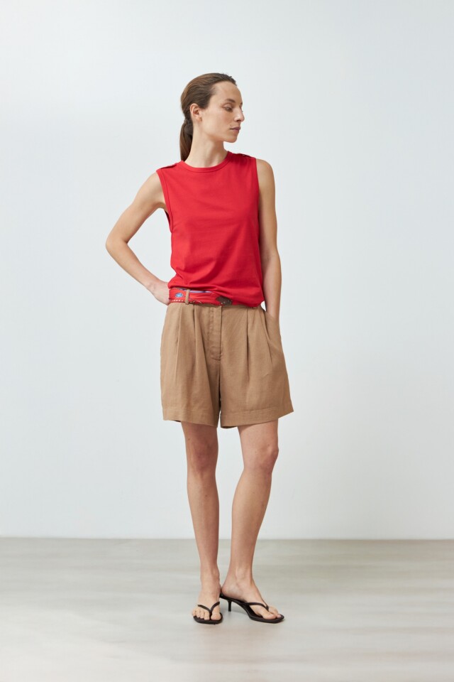 Musculosa con botones en hombros rojo