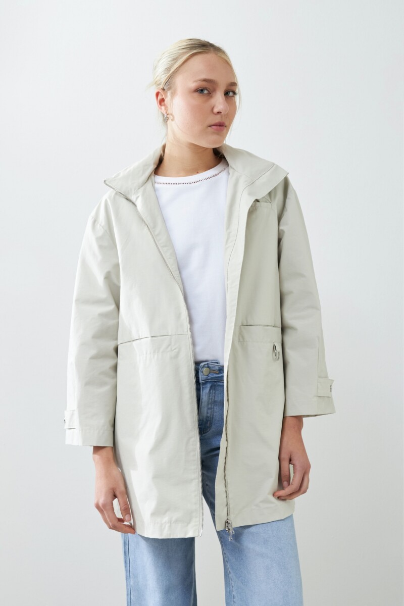 Campera impermeable con capucha plegable gris claro