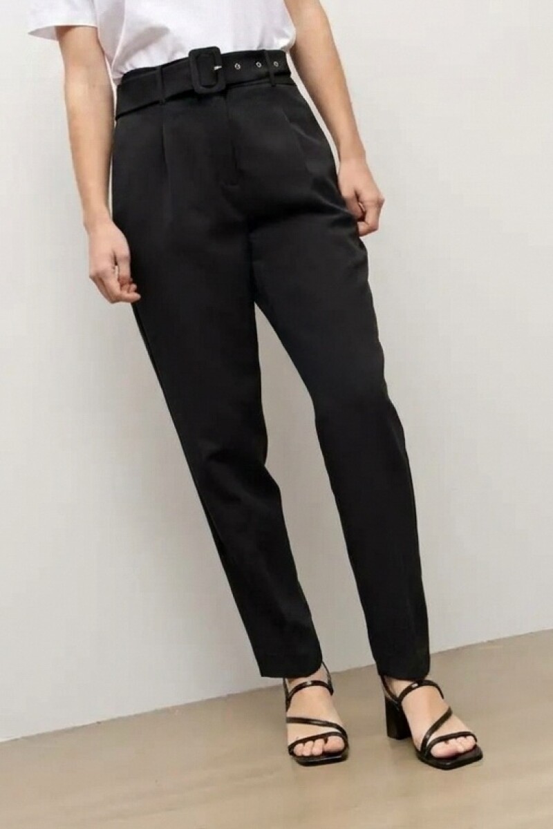 Pantalón sastrero con cinturón negro