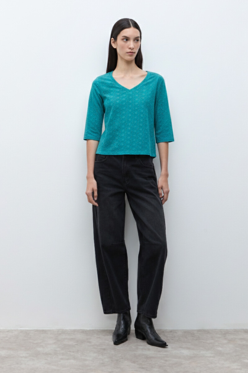 Remera escote V broderie - verde petroleo 