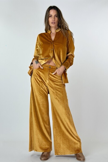 PANTALON JACINTO VELVET CON BRILLO MOSTAZA