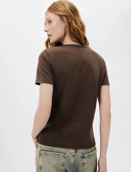 CAMISETA BÁSICA CUELLO EN V MARRÓN