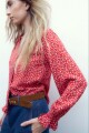 Camisa escote V con estampa floral rojo