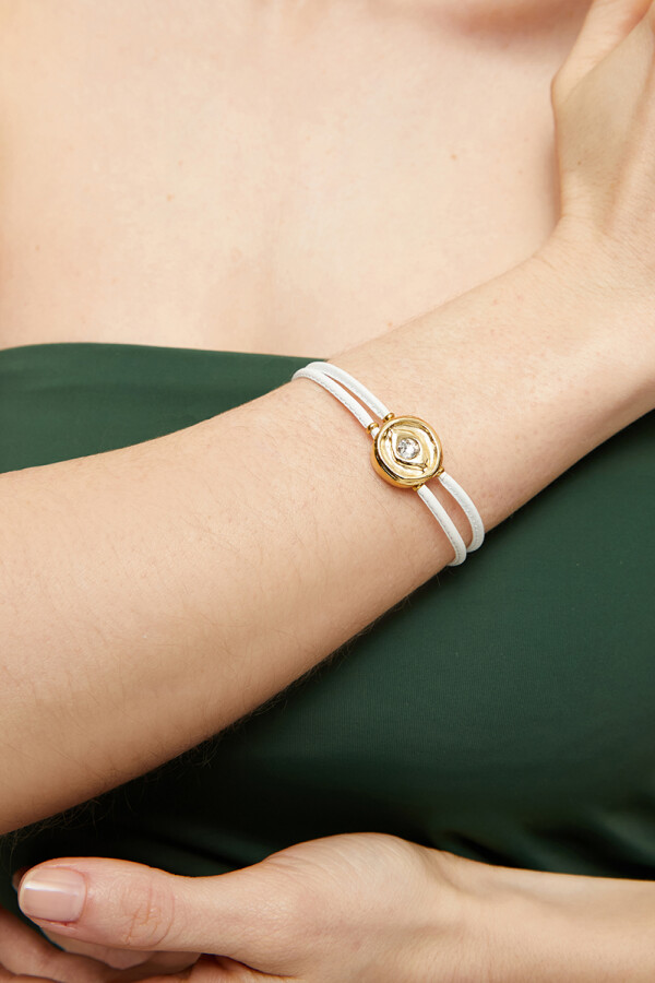 PULSERA DE CUERO DOBLE BLANCO CON DETALLE DE OJO EN ALEACIÓN DE METALES BAÑADO EN ORO DE 18K Y CRISTAL Pulsera