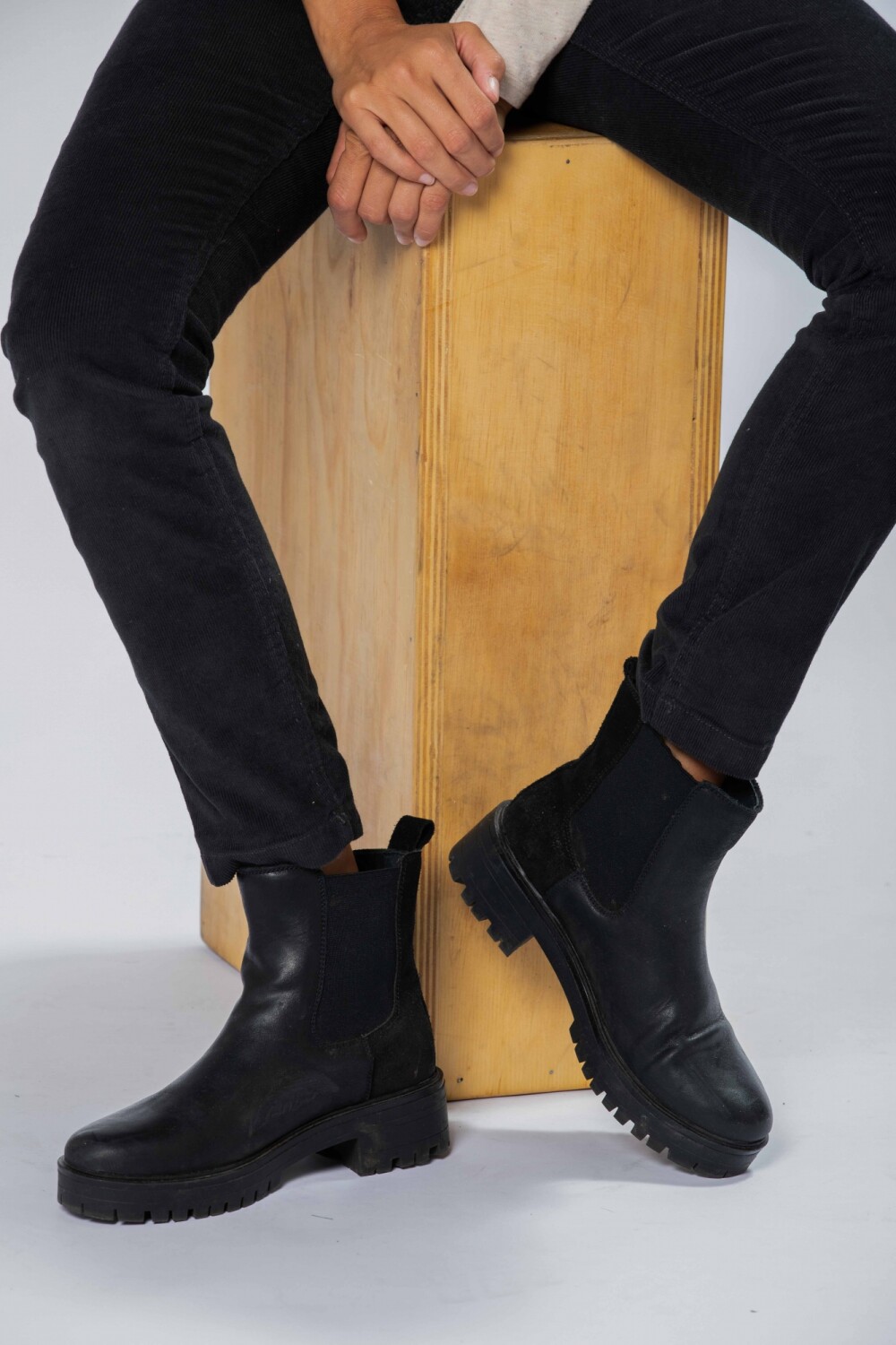 BOTA DE CUERO SIN CORDONES Negro