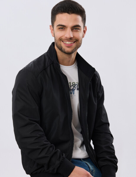 CAMPERA LIVIANA DE NYLON Negro