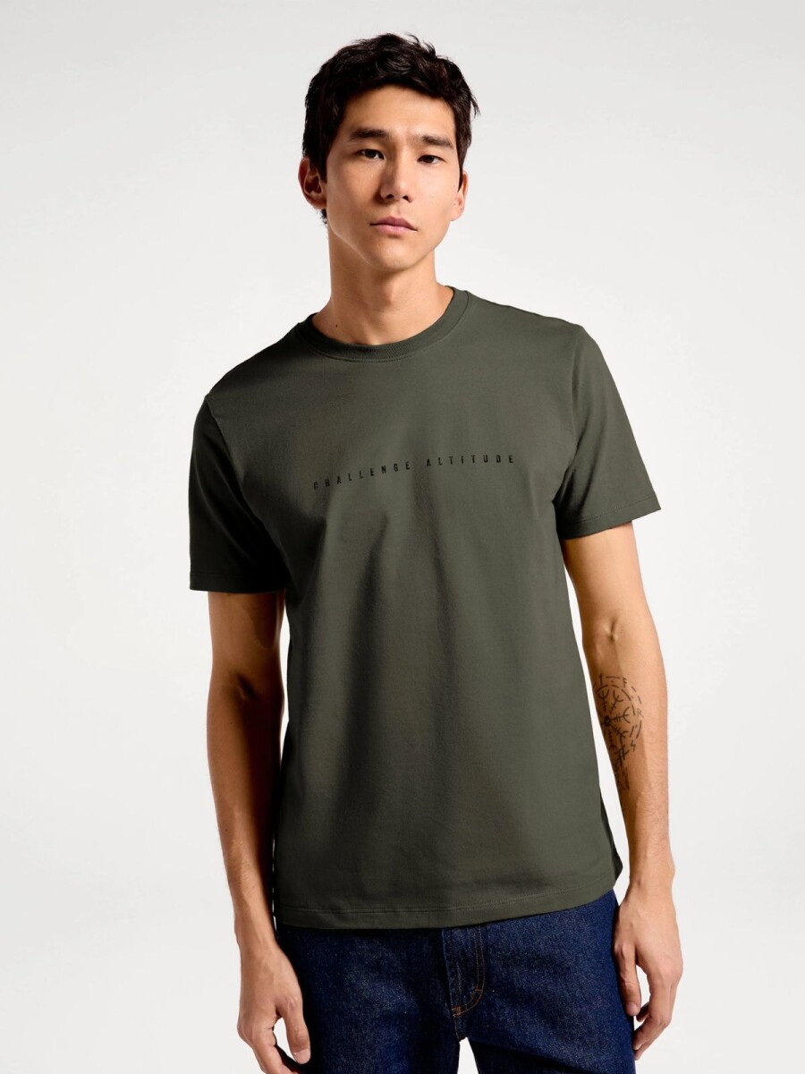 CAMISETA CON ESTAMPA MODELO REGULAR - VERDE 