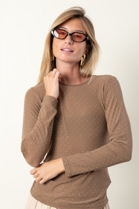 REMERA PERLA NEGRA Camel