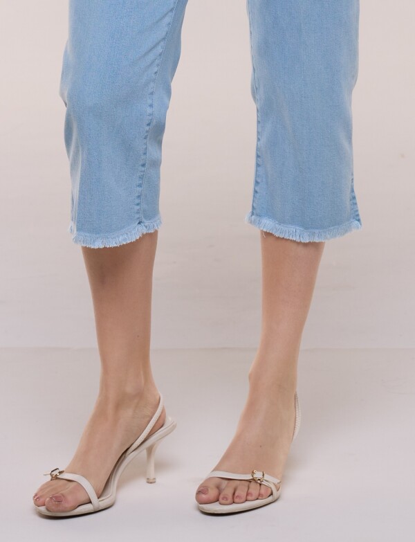 Capri On Cintura Faja Y Ruedo Desflecado JEAN CLARO