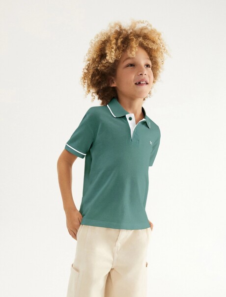CAMISETA INFANTIL CON CUELLO Y BORDADO VERDE