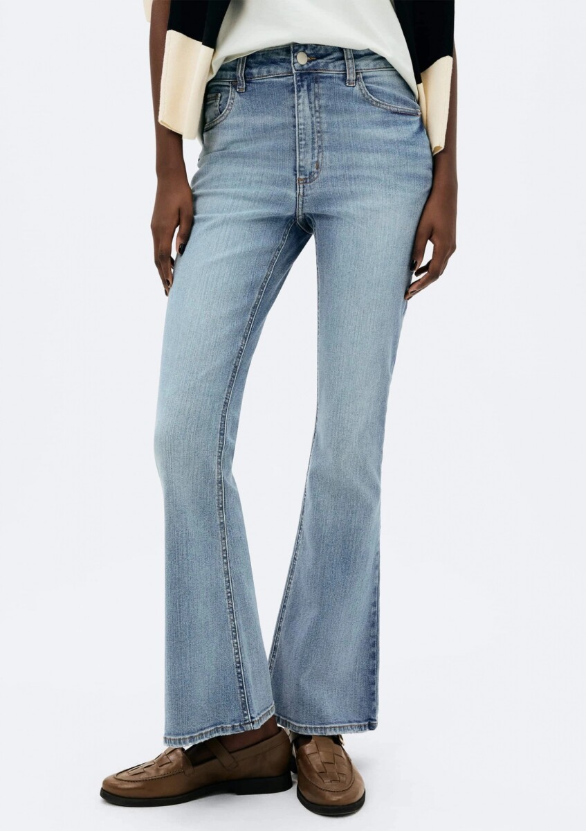 PANTALÓN DE JEAN MODELO PETIT FLARE - PANTALON FEM 