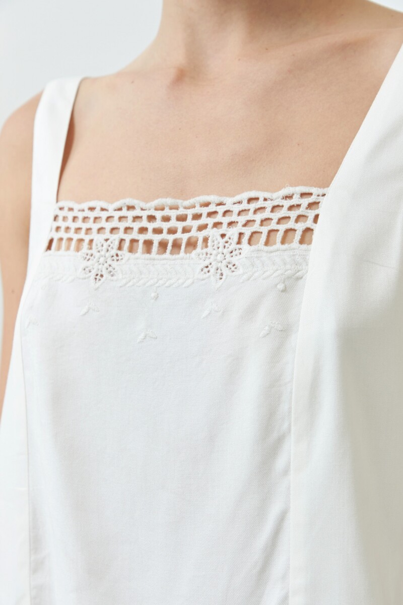 Top escote cuadrado con bordado crudo