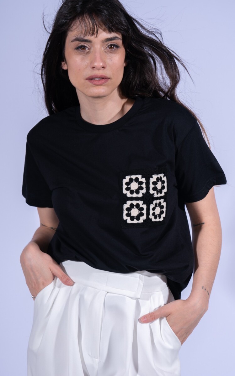 Remera bolsillo con broderí - Negro 