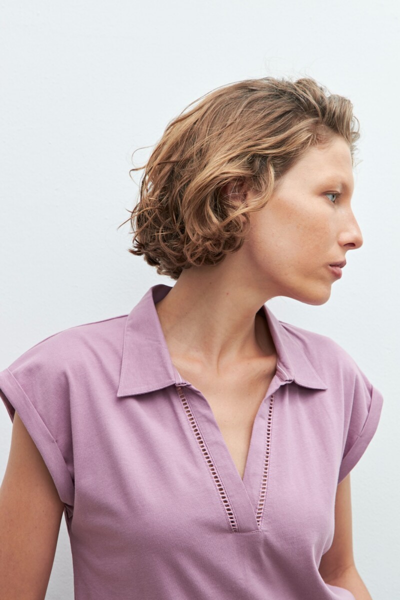 Remera cuello polo con vainillas lavanda