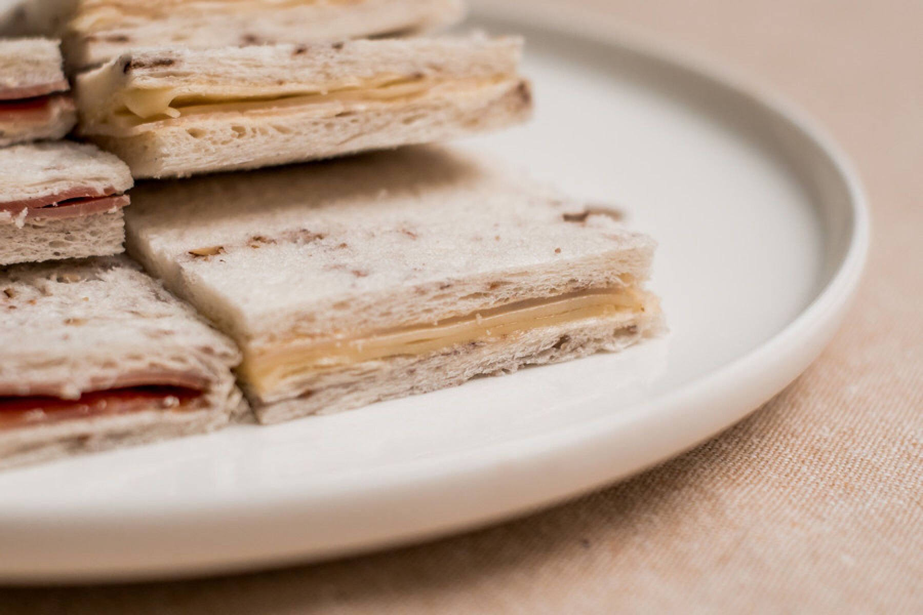 Sandwiches de pan de nuez con jamón y queso 