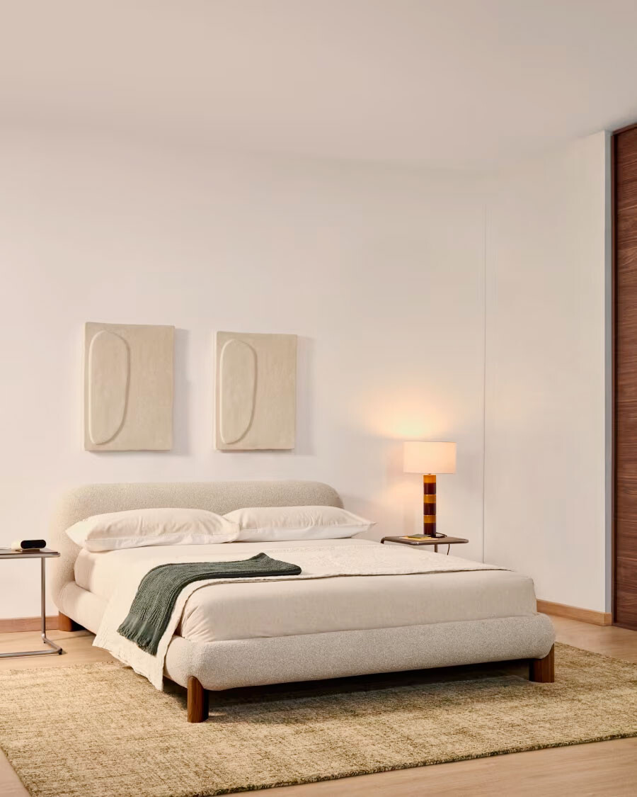 Cama desenfundable Odina bouclé crudo y patas de madera maciza de fresno con acabado tono nogal para colchón de 180 x 200 cm acabado tono nogal para colchón de 180 x 200 cm