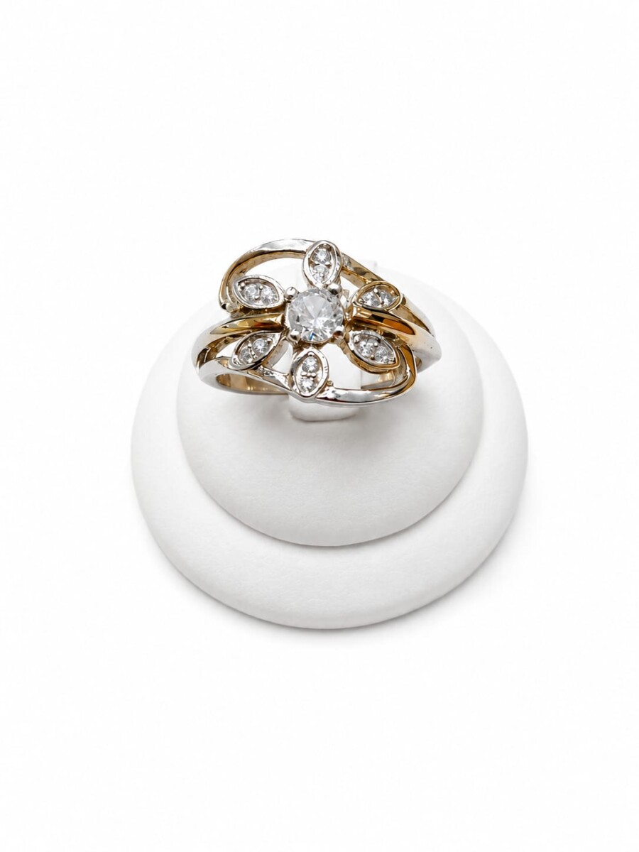 Anillo con flor al centro y zirconias 