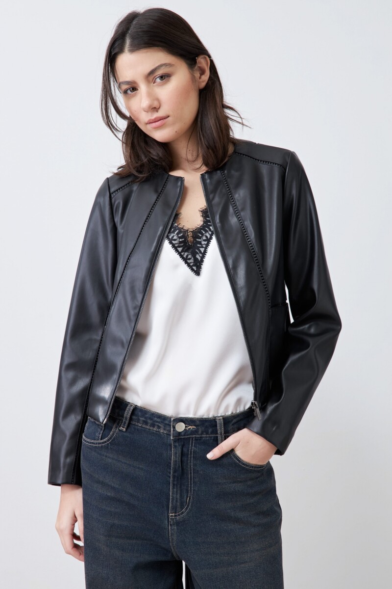 Chaqueta eco cuero con detalle pasamanería negro