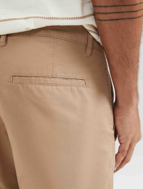 BERMUDA RECTA ESTILO CHINO EN LINO MARRÓN