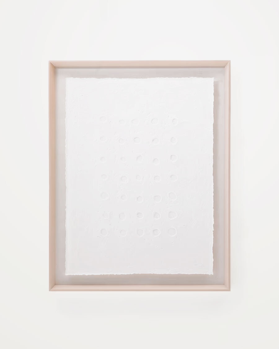Cuadro abstracto Olvin de papel reciclado blanco con relieves hechos a mano 94 x 74 cm