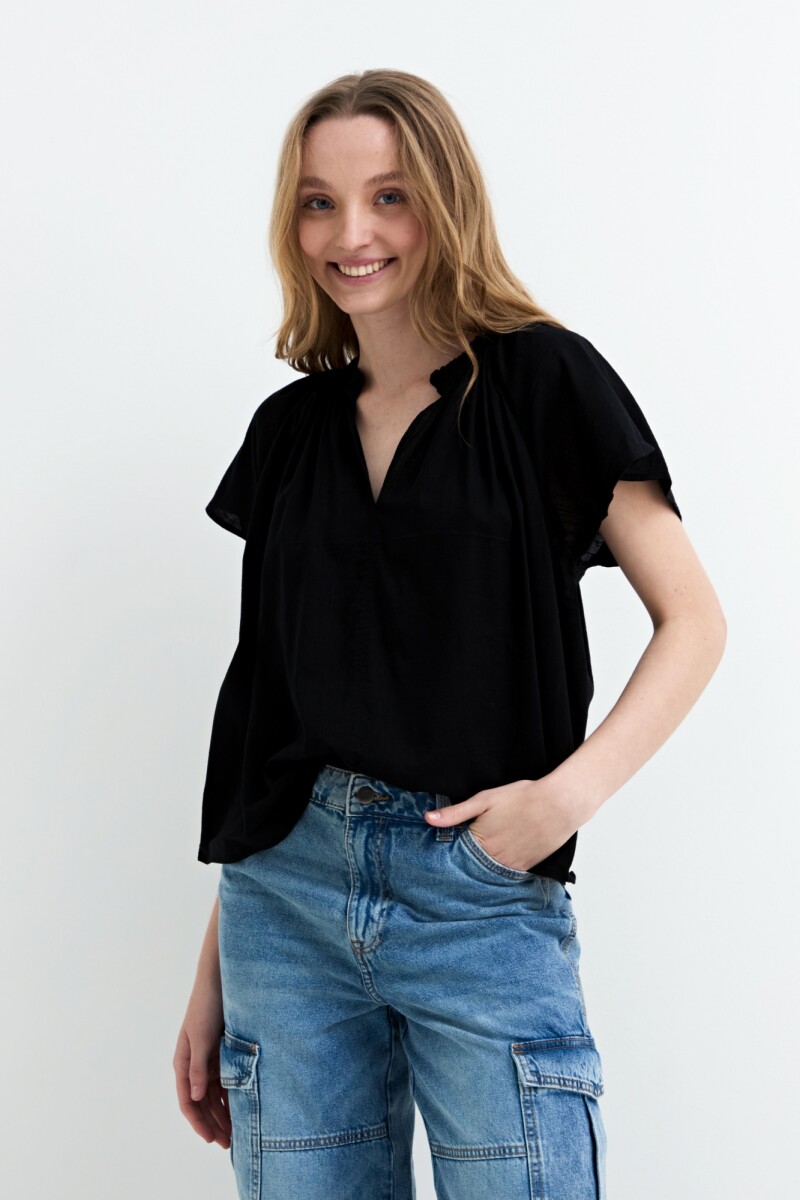 Blusa manga corta con frunce en hombros NEGRO