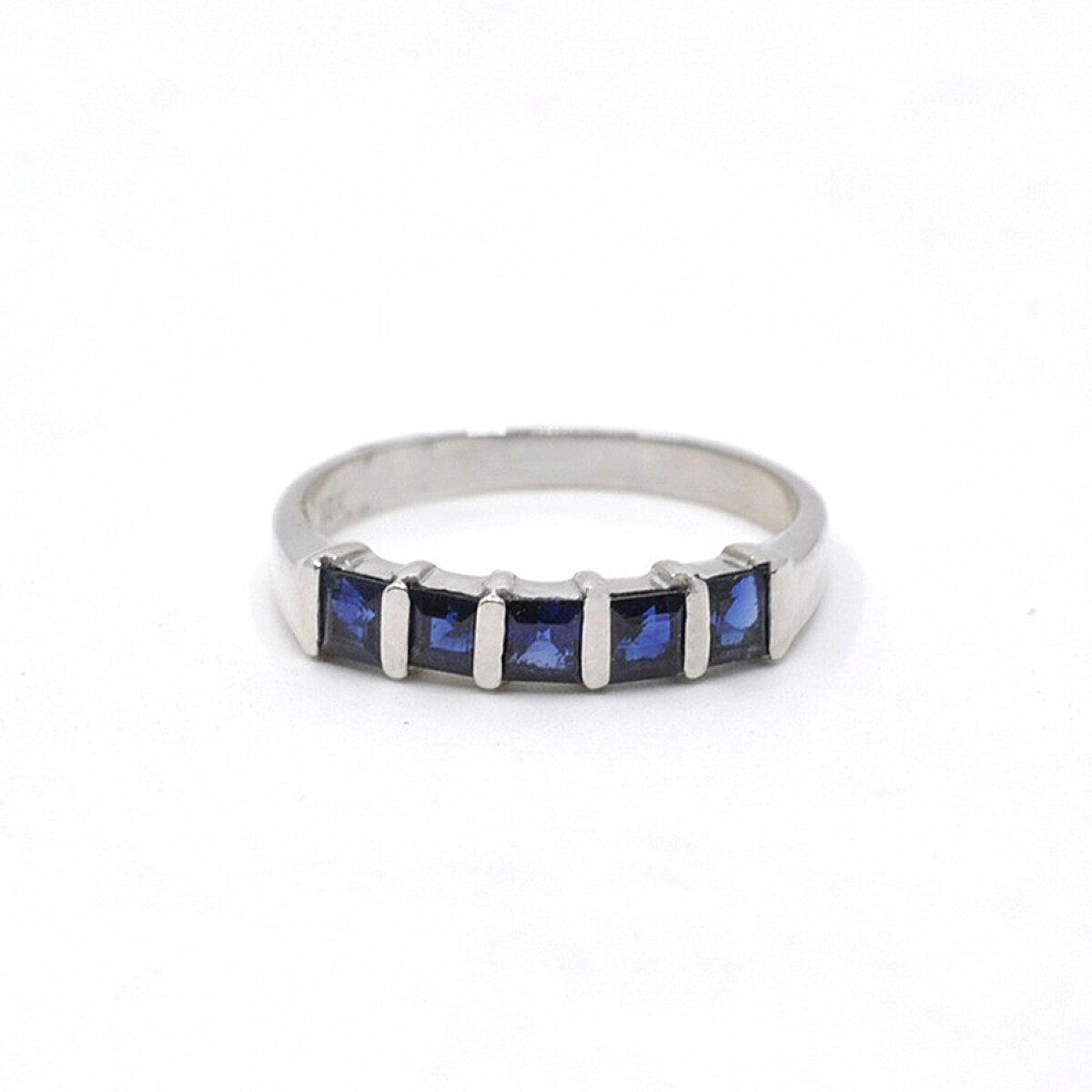 Anillo En Oro 18K Blanco Y Zafiros Carre 