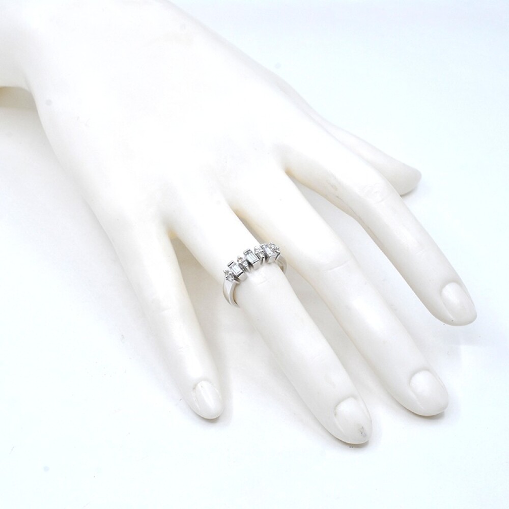 Anillo en platino con brillantes baguette y redondos Anillo en platino con brillantes baguette y redondos
