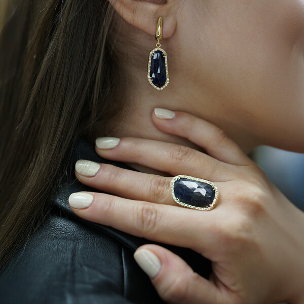 Anillo Natura grande de oro amarillo 18k con raíz de zafiro Anillo Natura grande de oro amarillo 18k con raíz de zafiro