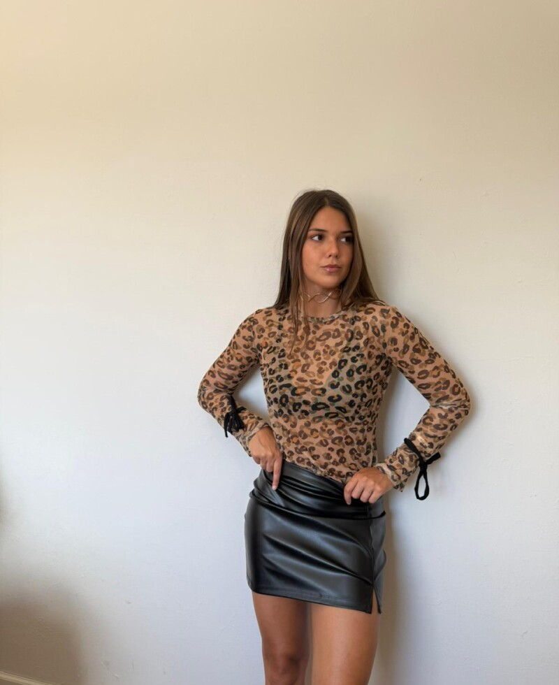 Remera print microtul beige oscuro