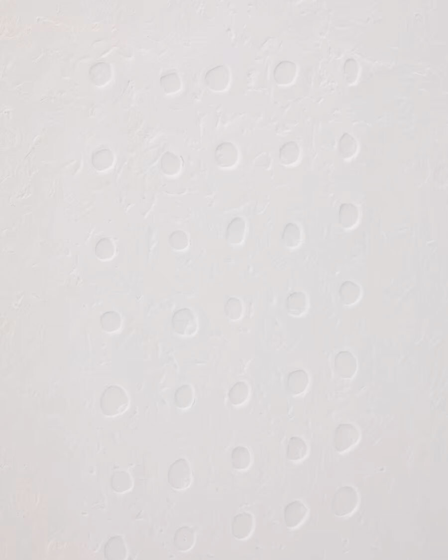 Cuadro abstracto Olvin de papel reciclado blanco con relieves hechos a mano 94 x 74 cm