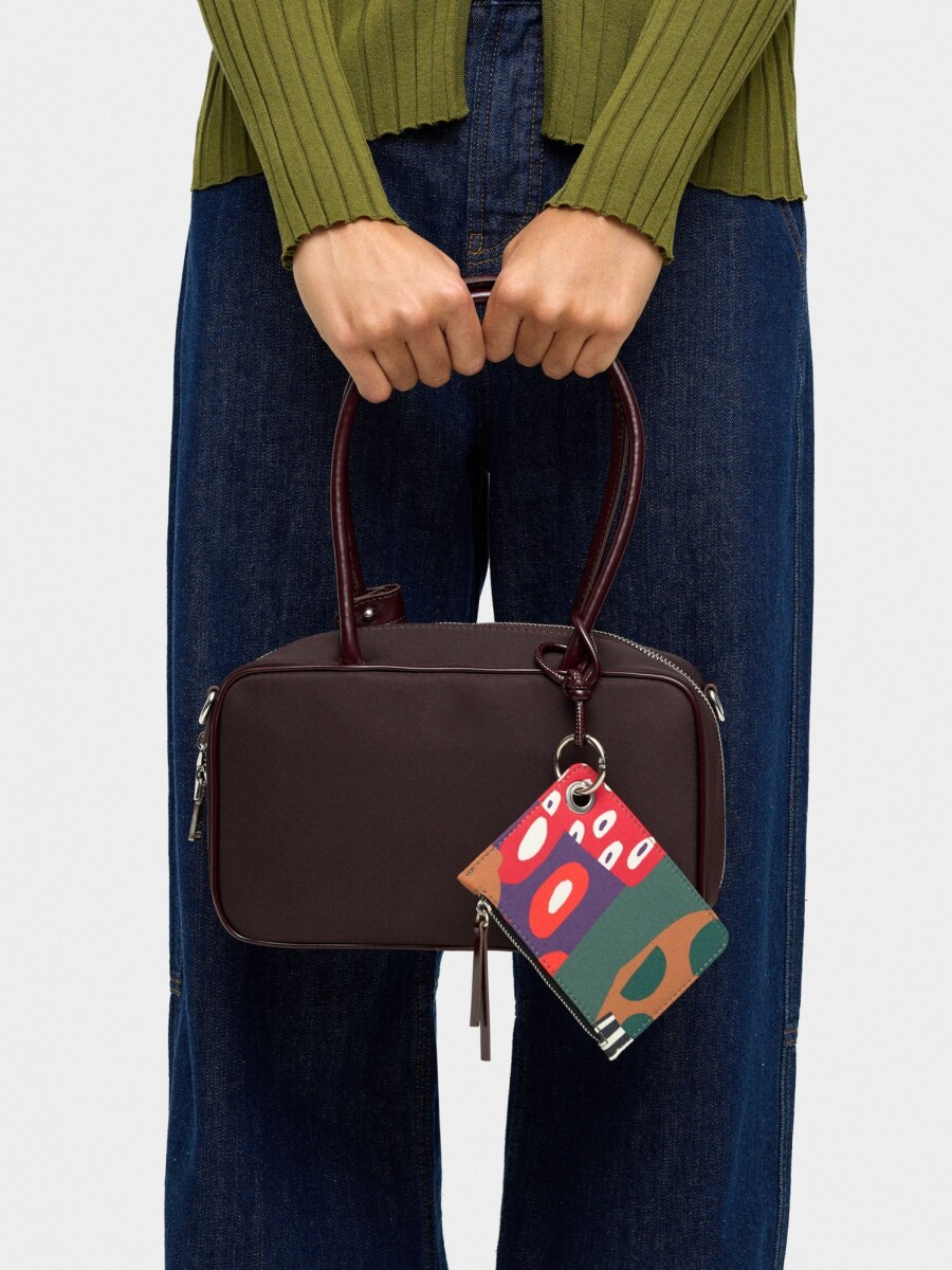 Bolso Bowling De Nylon Con Colgante marron