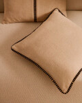 Almohadón Ardit de lino y algodón beige con raya bordada a contraste negro 45 x 45 cm