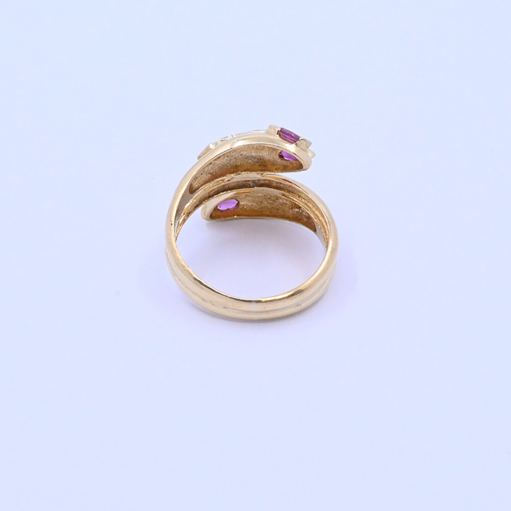 Anillo oro 18k con rubíes navette y brillantes. Anillo oro 18k con rubíes navette y brillantes.