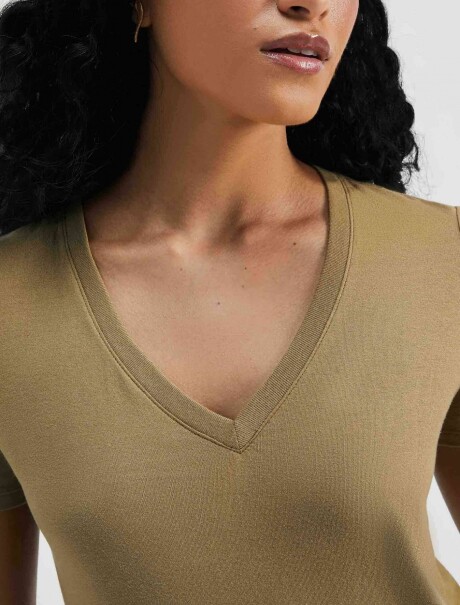 CAMISETA BÁSICA MANGA CORTA CUELLO EN V VERDE