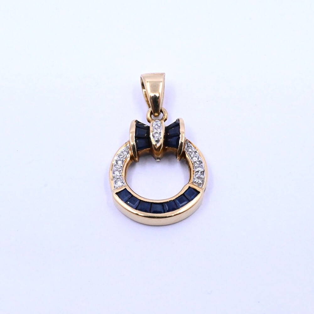 Dije oro 18k con zafiros y brillantes. Dije oro 18k con zafiros y brillantes.